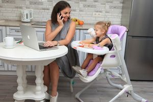 Как выбрать стульчик для кормления ребенка?